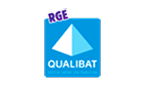 QUALIBAT RGE : Votre label de fiabilité en bâtiment Logo QUALIBAT bleu avec un symbole de pyramide, intégrant le badge RGE. Mentionne "Votre label de fiabilité" pour la certification bâtiment.
